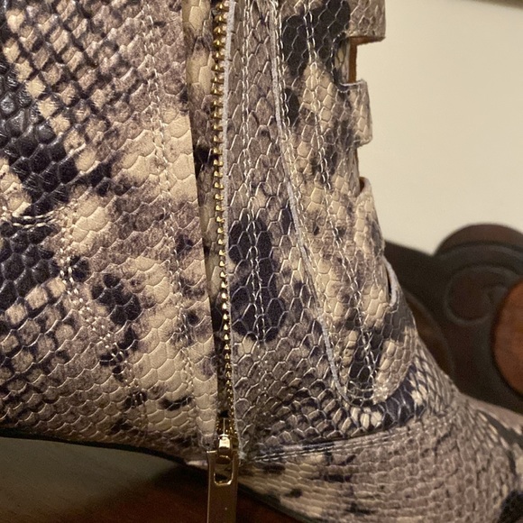 Beautiful snake skin designer bootie with kitten heel, size 39. Calinda style - Picture 13 of 14